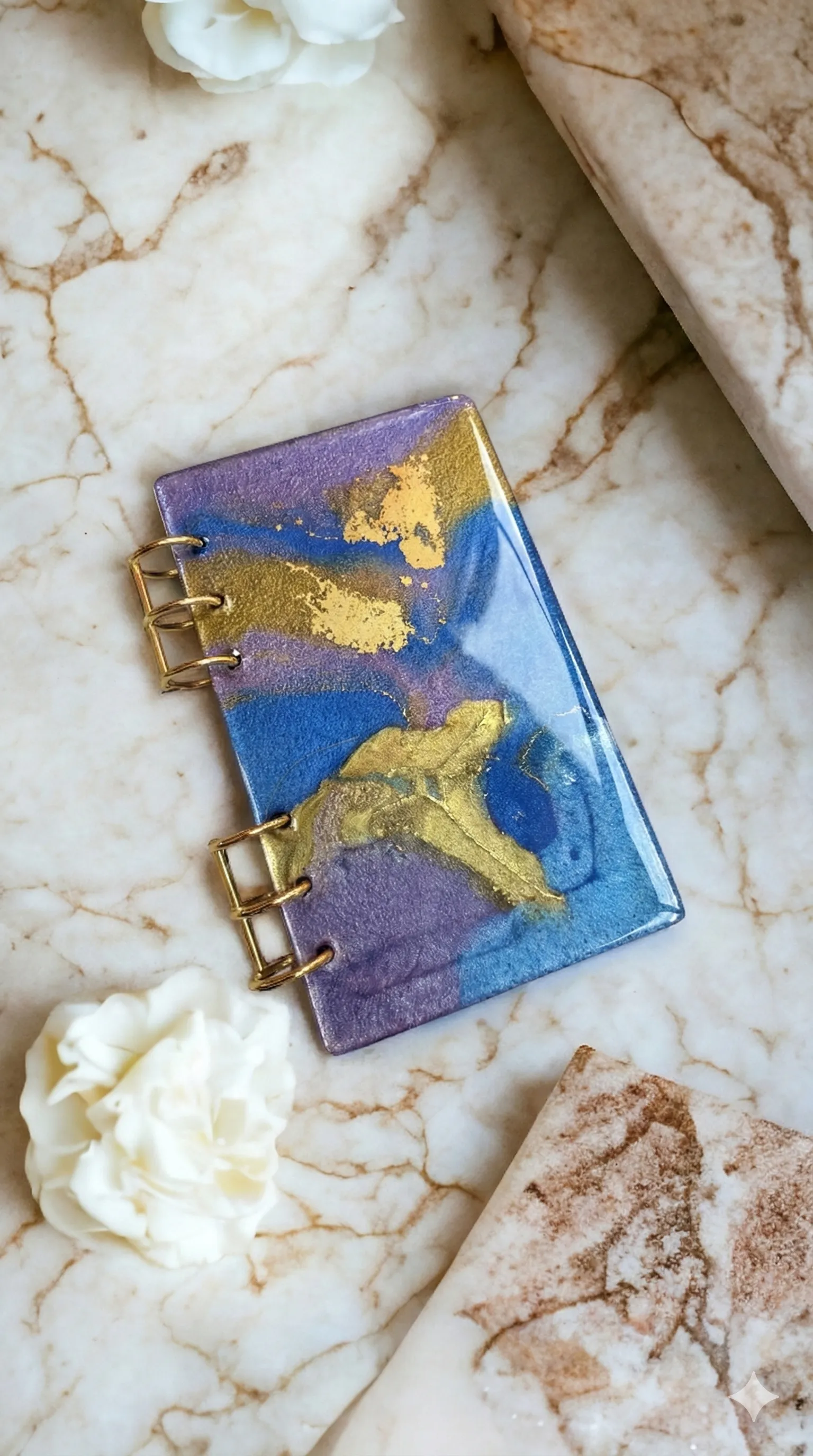 Agenda decorada con resina epóxica